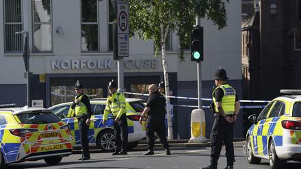Polizisten blockieren eine Straße. Wegen eines „schwerwiegenden Vorfalls“ hat die Polizei mehrere Straßen in Nottingham gesperrt.