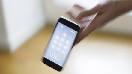 Ein Smartphone-Display ist schnell gesprungen. In Thüringen will man erreichen, dass mehr Geräte repariert statt weggeschmissen werden. 