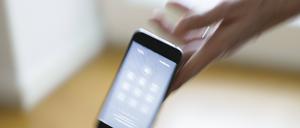 Ein Smartphone-Display ist schnell gesprungen. In Thüringen will man erreichen, dass mehr Geräte repariert statt weggeschmissen werden. 