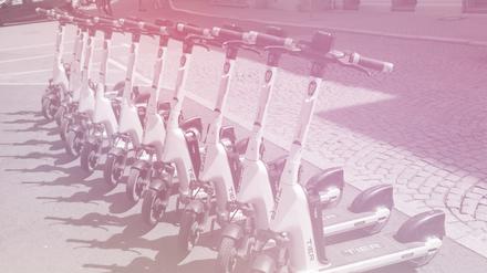 E-Scooter aufgestellt in Reih und Glied – in vielen Städten klaffen Anspruch und Realität noch weit auseinander.