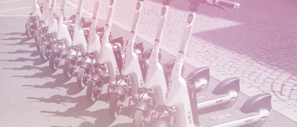 E-Scooter aufgestellt in Reih und Glied – in vielen Städten klaffen Anspruch und Realität noch weit auseinander.