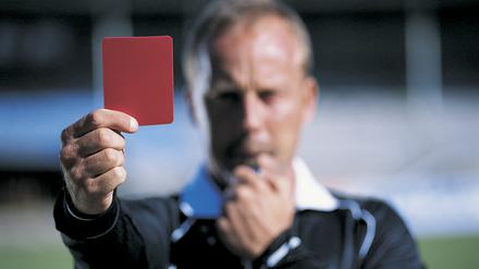 Rote Karte. Der Fußballverein verliert möglicherweise seine Förderung. Speisen und Getränke darf er bereits nicht mehr verkaufen. 