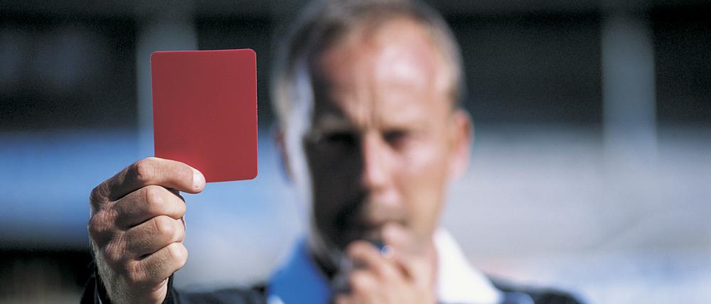 Rote Karte. Der Fußballverein verliert möglicherweise seine Förderung. Speisen und Getränke darf er bereits nicht mehr verkaufen. 