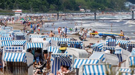 Bei Sonnenschein und starkem Wellengang ist der Ostseestrand von Timmendorfer Strand gut besucht.