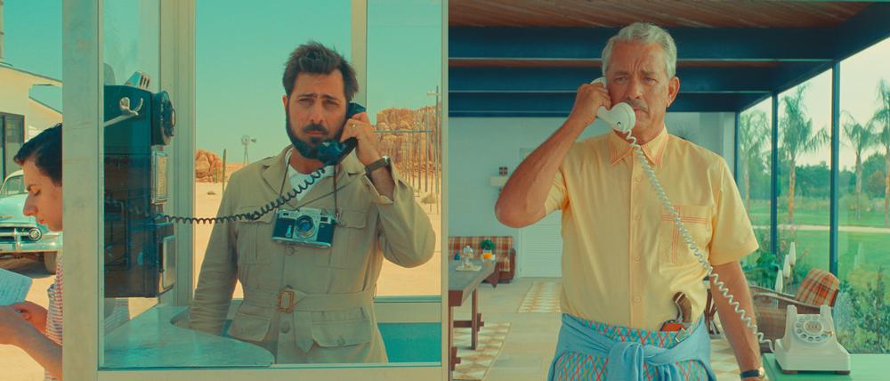 Mitch Campbell (Jason Schwartzman) und sein Schwiegervater (Tom Hanks) suchen eine gemeinsame Sprache.