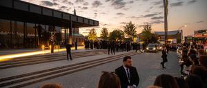 Übersicht / GV / Aussenansicht bei der Yves Saint Laurent Men´s Summer 24 „Each man kills the thing he loves“ Fashion Show am 12.06.2023 in der Neuen Nationalgalerie in Berlin.