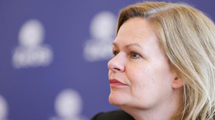 Bundesministerin des Inneren Nancy Faeser redet bei einer Pressekonferenz in Düsseldorf (Archivbild). 