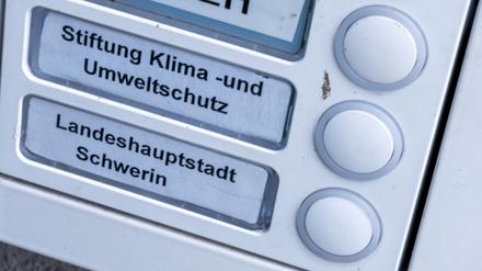 Das Klingelschild der Stiftung Klima- und Umweltschutz am Eingang eines Wohn- und Geschäftshauses. Der Stiftungsvorstand um seinen Vorsitzenden, Ex-Ministerpräsident Erwin Sellering (SPD), teilte am Donnerstag mit, nicht zurückzutreten. Damit kündigt das Gremium eine Gemeinsame Erklärung mit dem Land von vor einem Jahr auf.