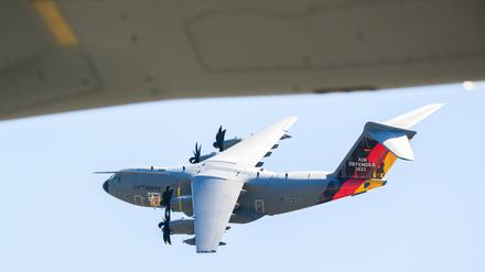 Ein Airbus A400M der Luftwaffe überfliegt zu Beginn des internationalen Luftwaffen-Manövers „Air Defender 2023“ den Fliegerhorst Wunstorf in der Region Hannover.