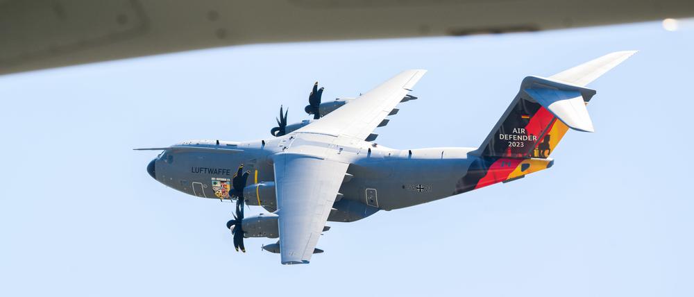 Ein Airbus A400M der Luftwaffe überfliegt zu Beginn des internationalen Luftwaffen-Manövers „Air Defender 2023“ den Fliegerhorst Wunstorf in der Region Hannover.