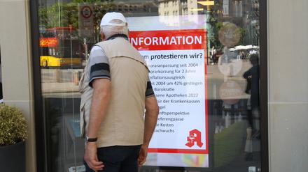 Im Schaufenster einer Apotheke werden Kunden mit einem Plakat auf den bundesweiten Streik der Apotheker am Mittwoch hingewiesen.