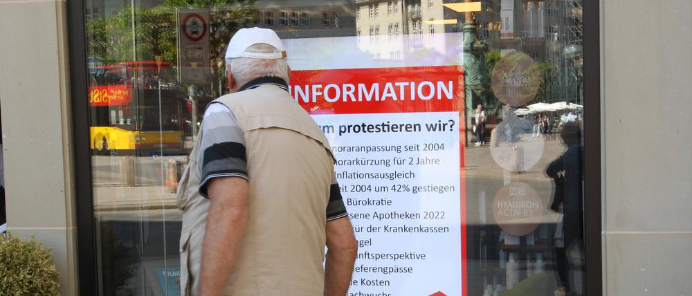Im Schaufenster einer Apotheke werden Kunden mit einem Plakat auf den bundesweiten Streik der Apotheker am Mittwoch hingewiesen.