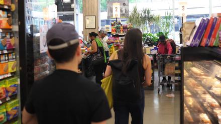 Kund*innen in einem Supermarkt.