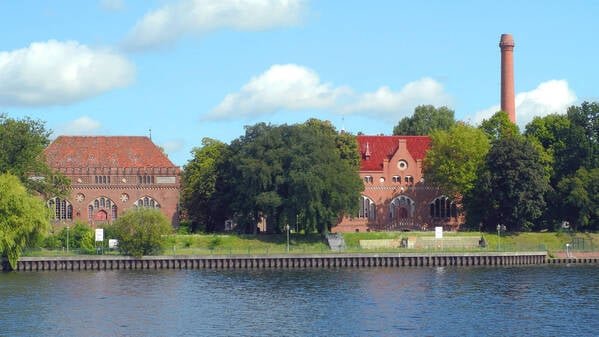 Das historische Wasserwerk am Großen Müggelsee in Berlin-Friedrichshagen.