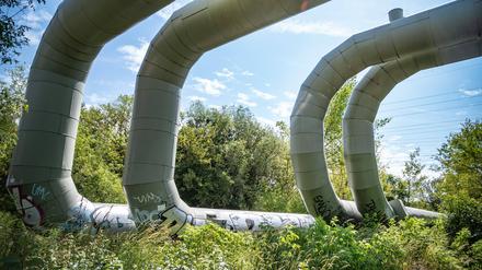 Rohrleitungen bringen heißes Wasser vom Kraftwerk bis zu den Haushalten.