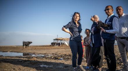 Außenministerin Annalena Baerbock in den Marschgebieten im Süden Iraks.  