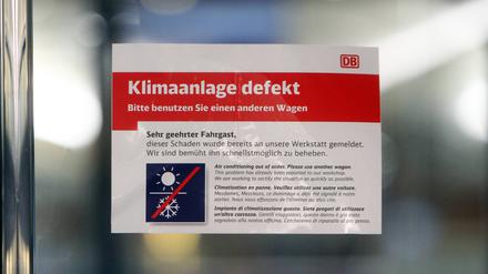 Schild mit Aufschrift Klimaanlage defekt, bitte benutzen Sie einen anderen Wagen klebt an der Tür zu einem Personenwagen eines ICE s der DB Deutsche n Bahn in Düsseldorf, Nordrhein Westfalen, Deutschland *** Sign with inscription air conditioning defective, please use another car sticks to the door of a passenger car of an ICE s of the DB Deutsche n Bahn in Düsseldorf, North Rhine-Westphalia, Germany