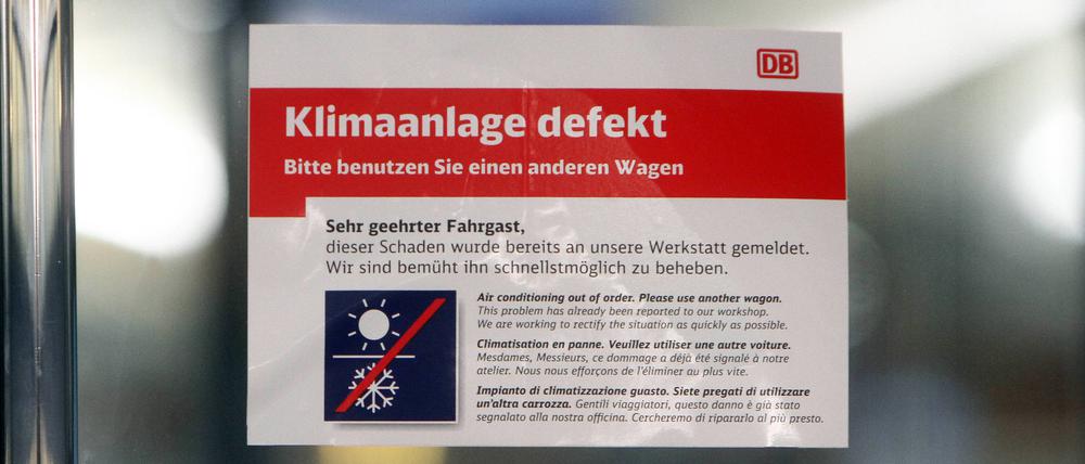 Schild mit Aufschrift Klimaanlage defekt, bitte benutzen Sie einen anderen Wagen klebt an der Tür zu einem Personenwagen eines ICE s der DB Deutsche n Bahn in Düsseldorf, Nordrhein Westfalen, Deutschland *** Sign with inscription air conditioning defective, please use another car sticks to the door of a passenger car of an ICE s of the DB Deutsche n Bahn in Düsseldorf, North Rhine-Westphalia, Germany