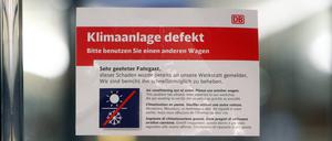 Schild mit Aufschrift Klimaanlage defekt, bitte benutzen Sie einen anderen Wagen klebt an der Tür zu einem Personenwagen eines ICE s der DB Deutsche n Bahn in Düsseldorf, Nordrhein Westfalen, Deutschland *** Sign with inscription air conditioning defective, please use another car sticks to the door of a passenger car of an ICE s of the DB Deutsche n Bahn in Düsseldorf, North Rhine-Westphalia, Germany 