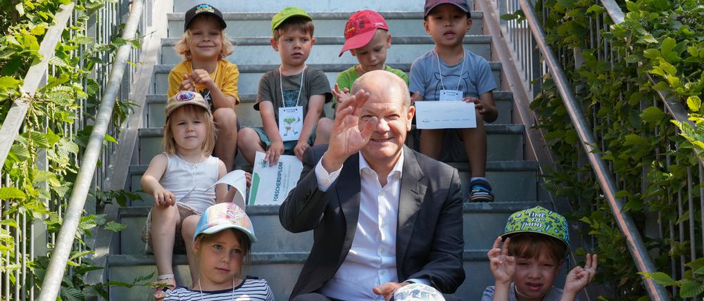 Bundeskanzler Olaf Scholz (SPD) beim Besuch der Potsdamer Kita „Springfrosch“ im Ortsteil Golm.