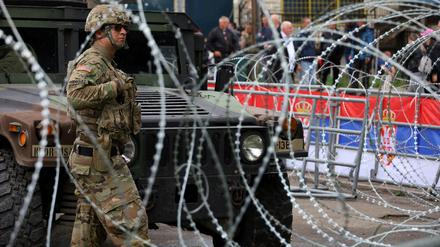 FILE PHOTO: A U.S. soldier in Kosovo's NATO peackeeping force (KFOR) stands guard near a municipal office in Leposavic, Kosovo, May 31, 2023. REUTERS/Fatos Bytyci/File Photo