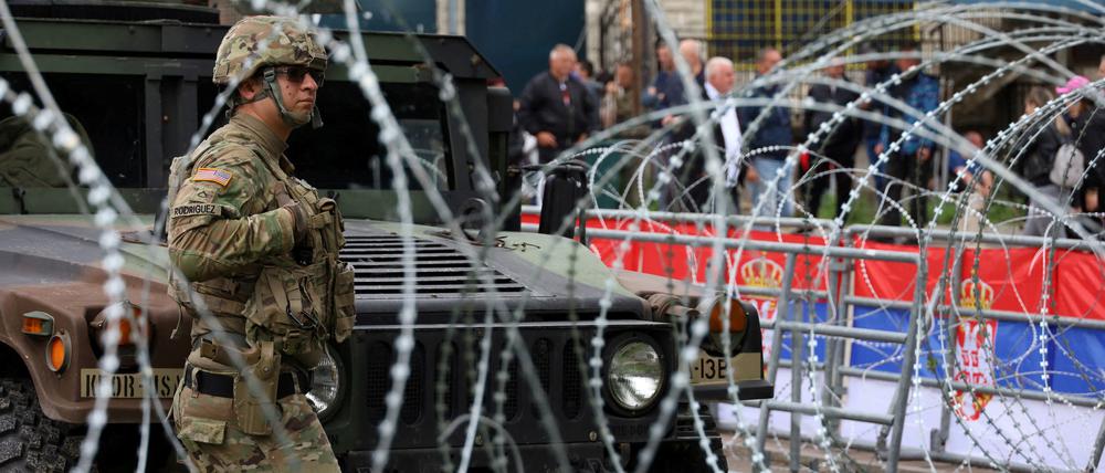 FILE PHOTO: A U.S. soldier in Kosovo's NATO peackeeping force (KFOR) stands guard near a municipal office in Leposavic, Kosovo, May 31, 2023. REUTERS/Fatos Bytyci/File Photo