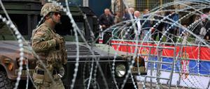 FILE PHOTO: A U.S. soldier in Kosovo's NATO peackeeping force (KFOR) stands guard near a municipal office in Leposavic, Kosovo, May 31, 2023. REUTERS/Fatos Bytyci/File Photo