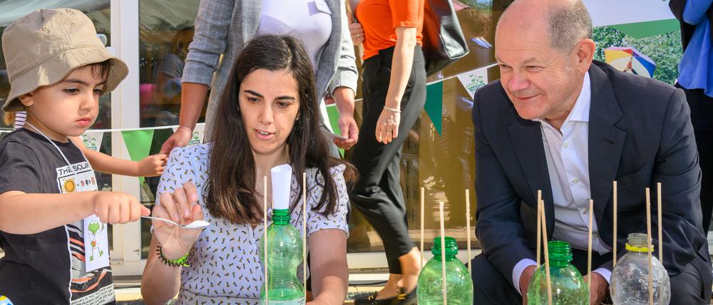 Olaf Scholz, „Chef von Deutschland“, experimentierte gemeinsam mit Kindern in der Fröbel-Kita in Golm.