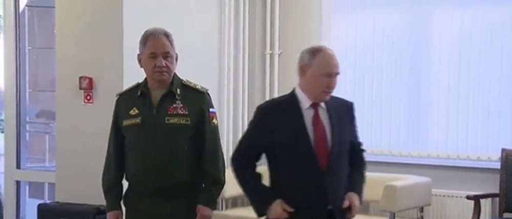 Putin und Schoigu bei einem Termin in einem Militärkrankenhaus.