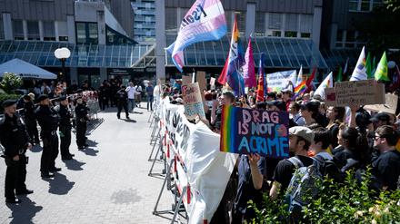 Eine Solidaritätsdemo für die Drag-Queen-Lesung in München.