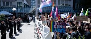 Eine Solidaritätsdemo für die Drag-Queen-Lesung in München.