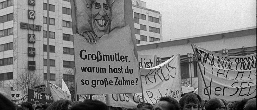 Die Aufarbeitung der DDR-Geschichte begann mit den Demonstrationen im November 1989. 