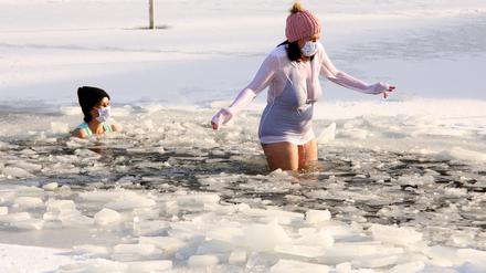 Glücksgefühle, aber auch Gefahren sind mit dem Winterbaden verbunden.