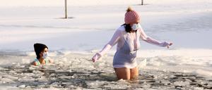 Glücksgefühle, aber auch Gefahren sind mit dem Winterbaden verbunden.