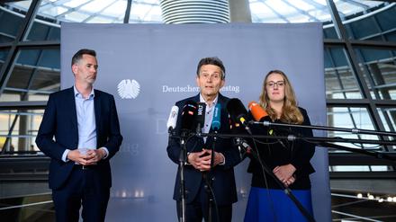 Christian Dürr (FDP, l.), Rolf Mützenich (SPD) und Katharina Dröge (Grüne) treten nach der Einigung vor die Presse.