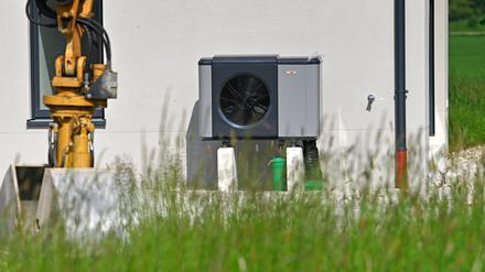 Themenfoto Waermepumpe. Waermepumpe der Marke Wolf in einem Neubau Einfamilinenhaus in Bayern. *** Theme photo Waermepumpe Wolf brand heat pump in a new construction single-family house in Bavaria