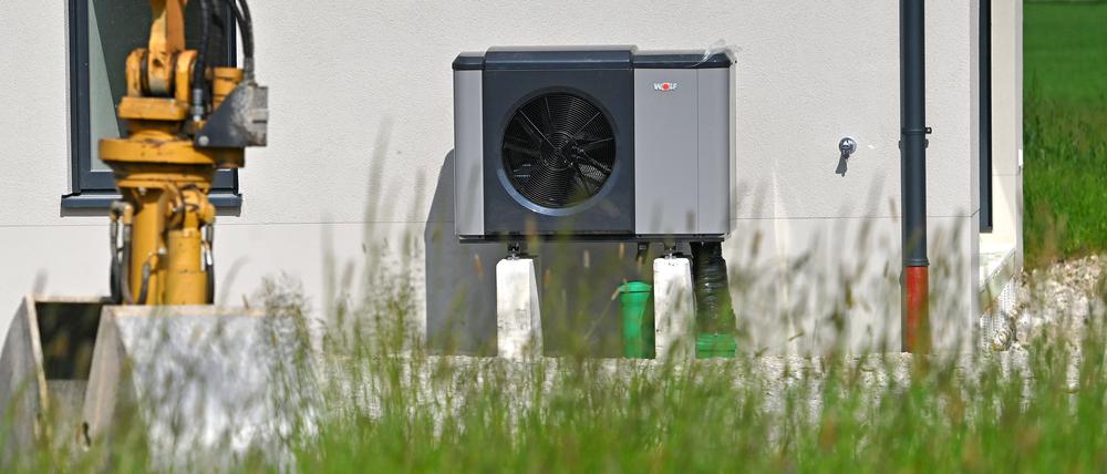 Themenfoto Waermepumpe. Waermepumpe der Marke Wolf in einem Neubau Einfamilinenhaus in Bayern. *** Theme photo Waermepumpe Wolf brand heat pump in a new construction single-family house in Bavaria