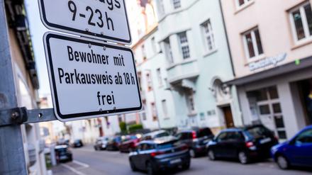 Ein Schild mit der Aufschrift «Bewohner mit Parkausweis frei» kennzeichnet eine Zone mit Anwohnerparkberechtigungen in der Innenstadt.