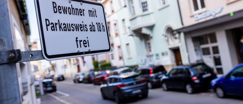 Ein Schild mit der Aufschrift «Bewohner mit Parkausweis frei» kennzeichnet eine Zone mit Anwohnerparkberechtigungen in der Innenstadt.