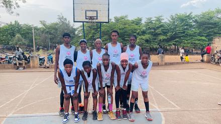 Die Delegation von Mali mit seinen Basketballerinnen gastiert vor ihrer Reise nach Berlin im Landkreis Augsburg.