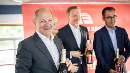Am Ende doch noch ein Grund zur Freude: Kanzler Scholz mit den Ministern Lindner und Özdemir.