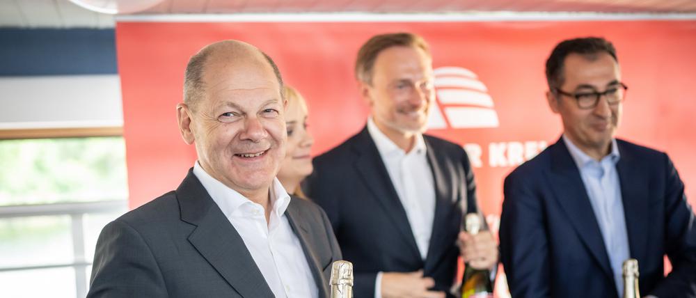 Am Ende doch noch ein Grund zur Freude: Kanzler Scholz mit den Ministern Lindner und Özdemir.