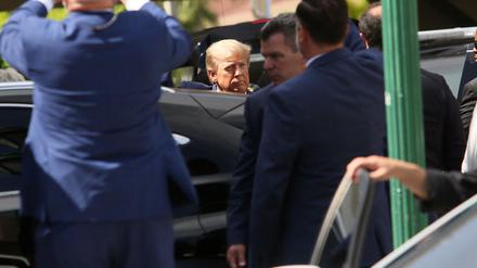 Donald Trump und seine Security im Juni 2023.