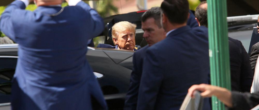Donald Trump und seine Security im Juni 2023.
