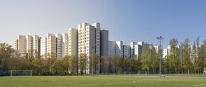 Fußballfeld und Hochhäuser im Wohngebiet Märkisches Viertel in Berlin Reinickendorf, Berlin, Deutschland *** Football field and High-rise buildings at Residential area Märkisches Quarter in Berlin Reinickendorf, Berlin, Germany 1020921702