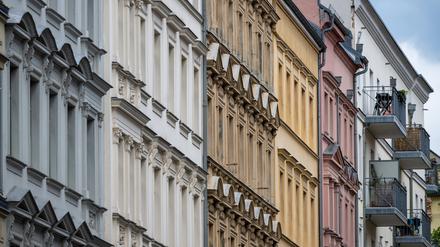 ARCHIV - 19.05.2023, Berlin: Blick auf sanierte Fassaden der Altbauwohnungen im Berliner Bezirk Prenzlauer Berg. (zu dpa «Neuer Mietspiegel für Berlin - Mieterhöhungen drohen») Foto: Monika Skolimowska/dpa +++ dpa-Bildfunk +++