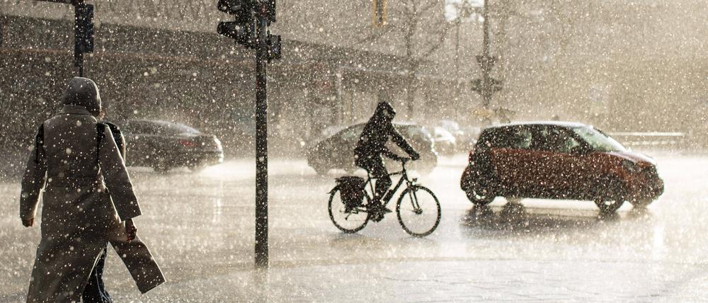 Regenschauer über Berlin-Charlottenburg in der Kantstraße.