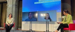 Memorial-Mitgründerin Irina Schtscherbakowa, die weißrussische Menschenrechtlerin Natalia Pintschuk und Oleksandra Matwijtschuk vom Ukrainischen Zentrums für bürgerliche Freiheiten im Gespräch mit Andrea Despot, der Vorstandsvorsitzenden der Stiftung Erinnerung, Verantwortung und Zukunft (EVZ) beim Gespräch „Zivilgesellschaften unter Druck“ im Juni 2023 in der BBAW in Berlin.