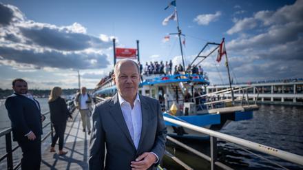 Kanzler vor Dampfer: Olaf Scholz am Dienstagabend am Wannseee.