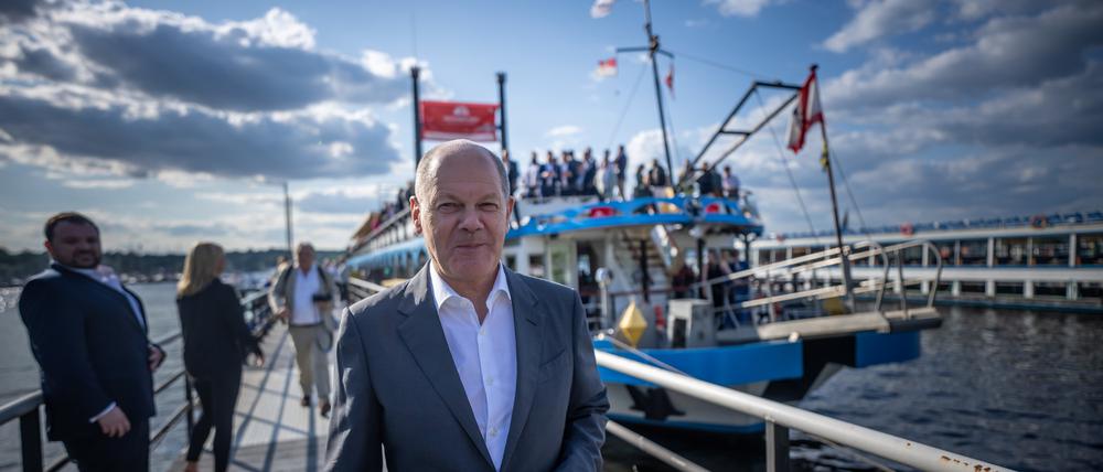 Kanzler vor Dampfer: Olaf Scholz am Dienstagabend am Wannseee.